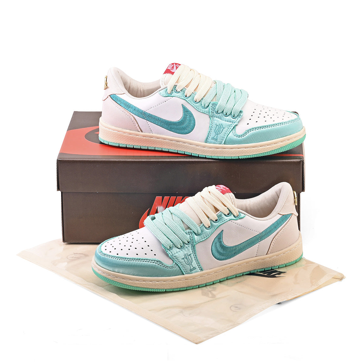 Tênis Nike Air Jordan 1 Retro Low OG Trophy Room Away